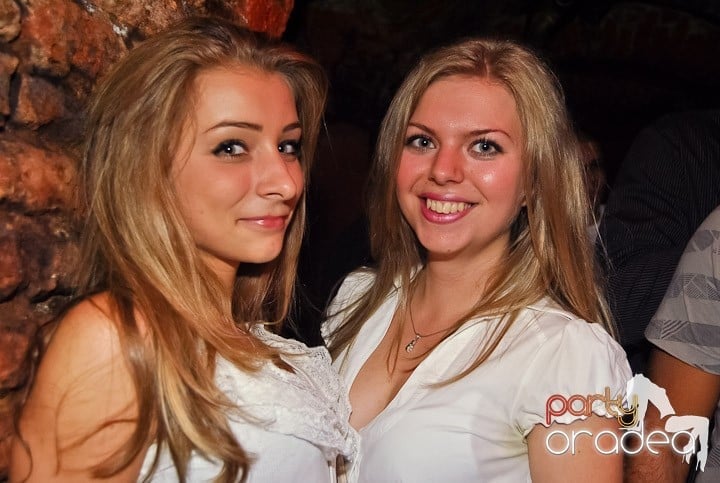 Weekend, party time în Escape, 