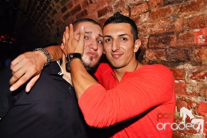 Weekend, party time în Escape, 