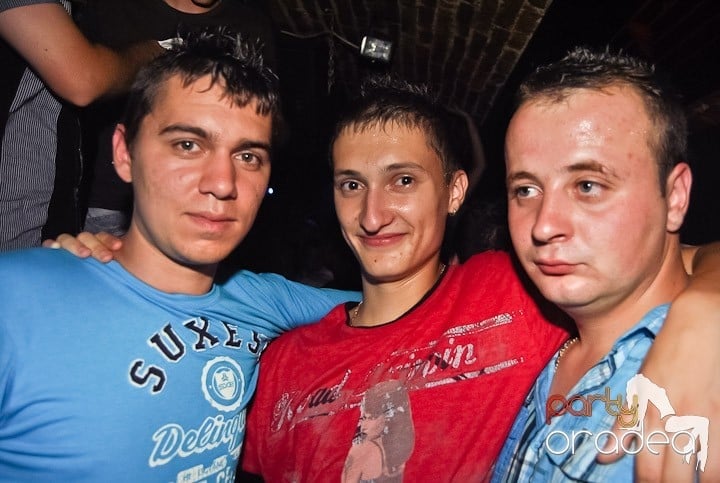 Weekend, party time în Escape, 