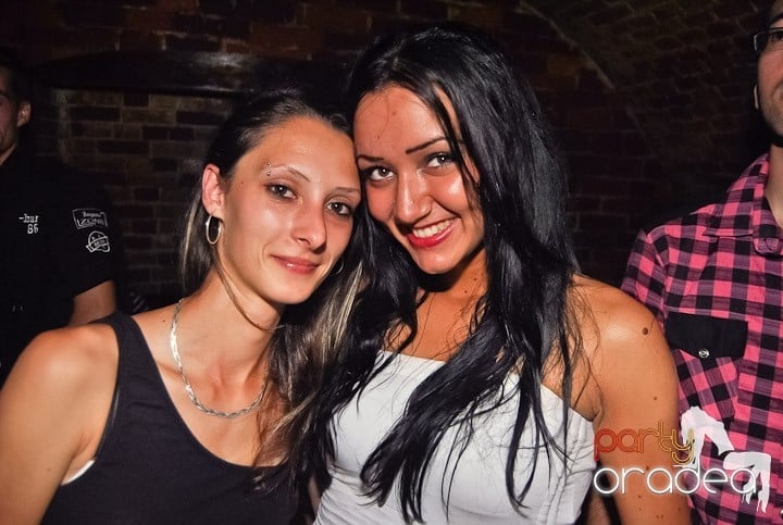 Weekend, party time în Escape, 