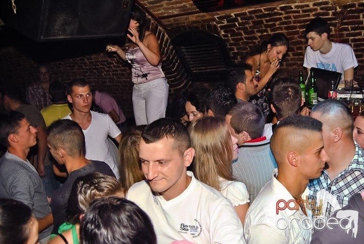 Weekend, party time în Escape, 