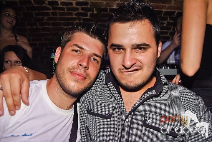 Weekend, party time în Escape, 