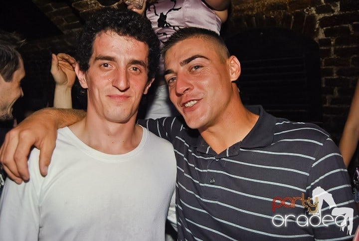 Weekend, party time în Escape, 