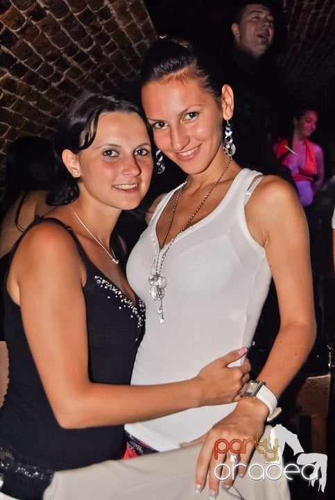 Weekend, party time în Escape, 