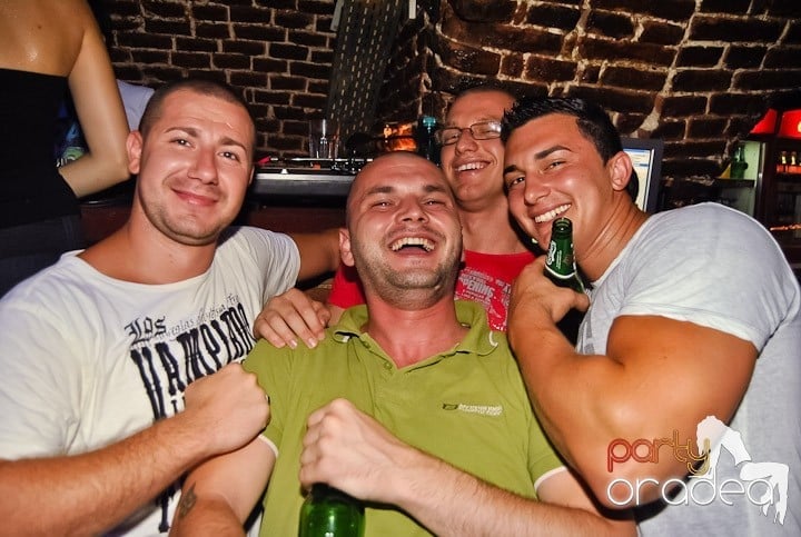 Weekend, party time în Escape, 