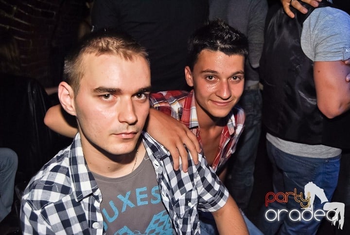 Weekend, party time în Escape, 