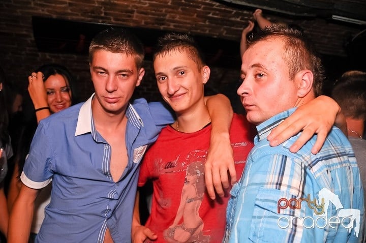 Weekend, party time în Escape, 