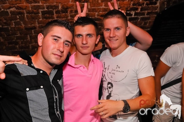 Weekend, party time în Escape, 