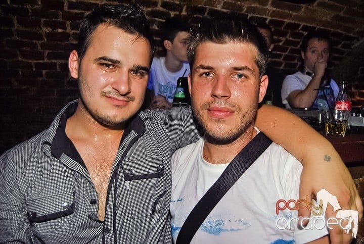 Weekend, party time în Escape, 