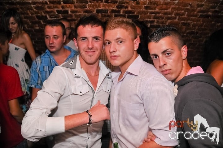 Weekend, party time în Escape, 