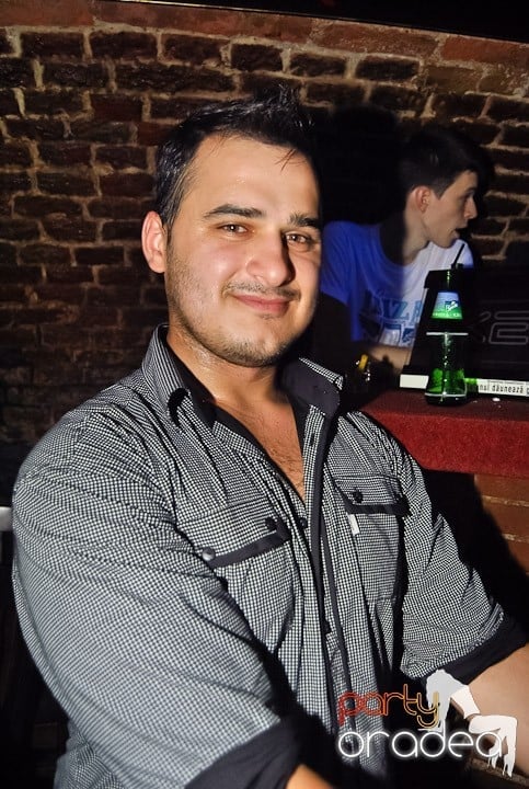 Weekend, party time în Escape, 