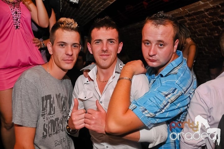 Weekend, party time în Escape, 