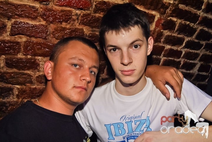 Weekend, party time în Escape, 