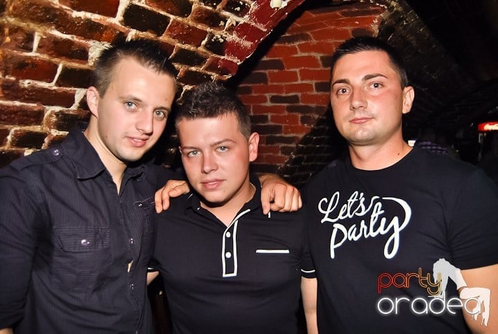 Weekend, party time în Escape, 