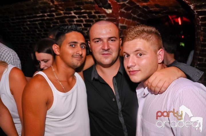 Weekend, party time în Escape, 