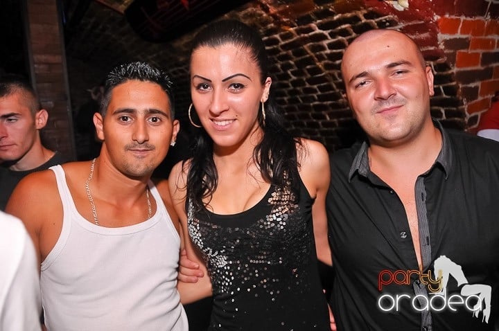 Weekend, party time în Escape, 