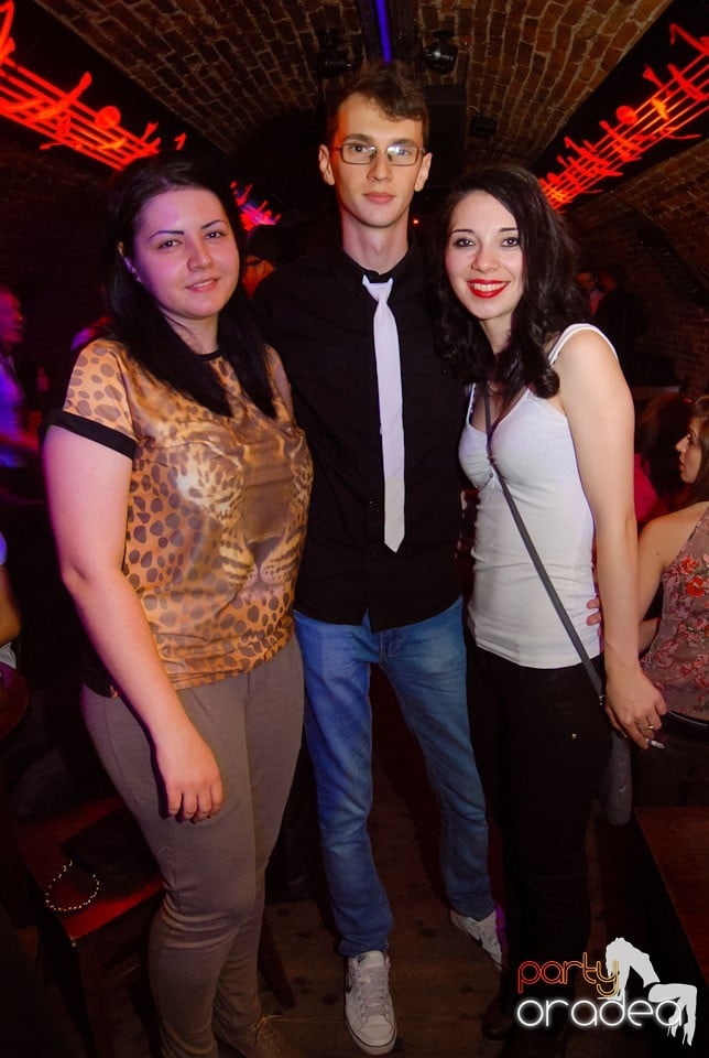 Weekend-ul începe în Club Escape, 