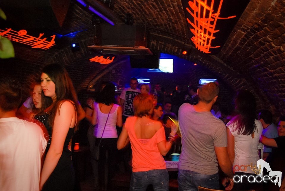 Weekend-ul începe în Club Escape, 