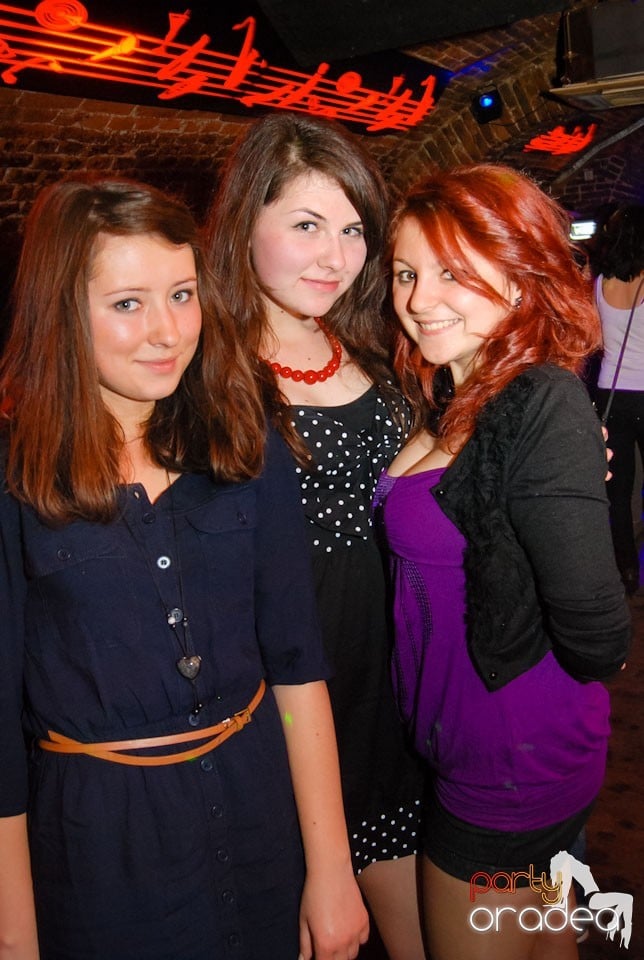 Weekend-ul începe în Club Escape, 