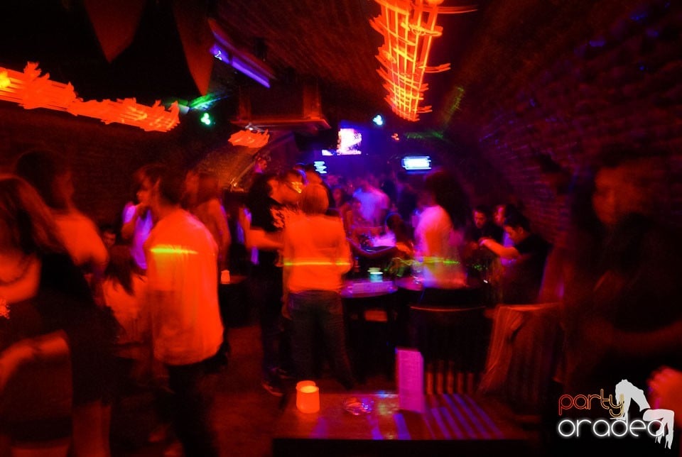 Weekend-ul începe în Club Escape, 