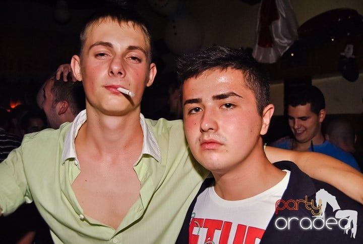 Yellow Christmas Party continuă, 