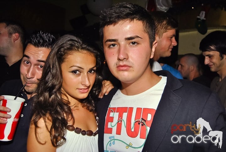 Yellow Christmas Party continuă, 