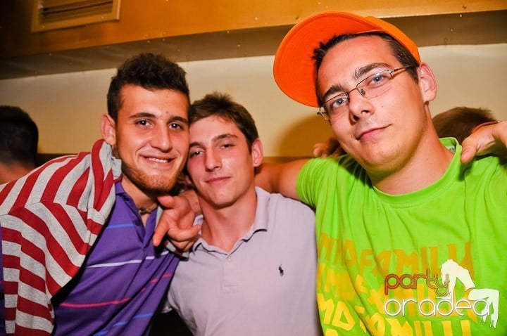 Yellow Christmas Party continuă, 