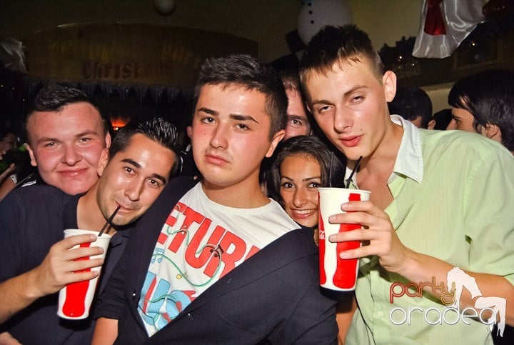 Yellow Christmas Party continuă, 