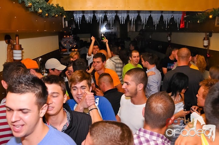 Yellow Christmas Party continuă, 