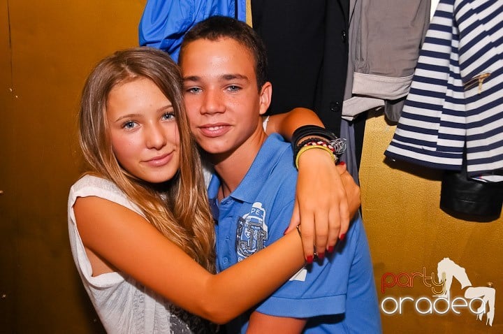 Yellow Christmas Party continuă, 