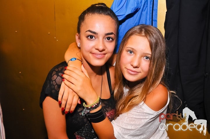 Yellow Christmas Party continuă, 