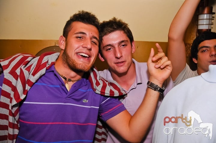 Yellow Christmas Party continuă, 