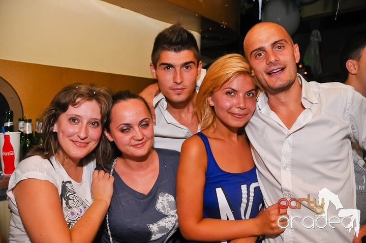 Yellow Christmas Party continuă, 