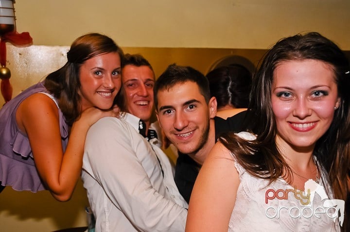 Yellow Christmas Party continuă, 