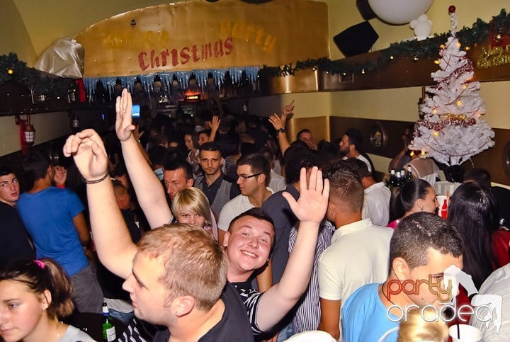 Yellow Christmas Party continuă, 