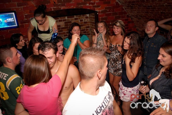 Zi de naştere şi petrecere de burlăciţe, 